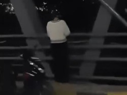 Viral Perempuan Diduga Hendak Loncat dari Jembatan Suhat Malang