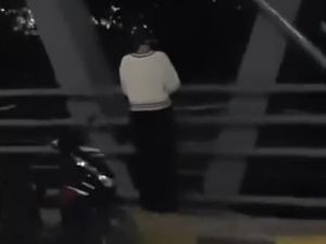 Viral Perempuan Diduga Hendak Loncat dari Jembatan Suhat Malang Viral Perempuan Diduga Hendak Loncat dari Jembatan Suhat Malang