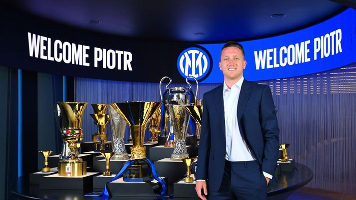 MILAN, ITALY - JULY 06: FC Internazionale Unveils New Signing Piotr Zielinski at Inter Headquarters on July 06, 2024 in Milan, Italy. (Photo by Mattia Pistoia - Inter/Inter via Getty Images)