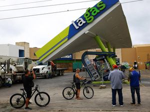 Pom Bensin Ambruk Diterjang Badai Beryl di Meksiko