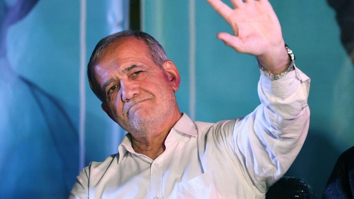 Presiden terpilih Iran, Masoud Pezeshkian (FILES) Iranian reformist candidate Masoud Pezeshkian attends his campaign rally, two days before a presidential election runoff following a first round marked by a historically low turnout, at a stadium in Tehran on July 3, 2024. Masoud Pezeshkian, Irans only reformist candidate in the latest presidential election, has risen from relative obscurity to become the ninth president of the Islamic republic on July 6, 2024. Pezeshkian, 69, won around 53.6 percent of the vote in a runoff election against the ultraconservative Saeed Jalili. (Photo by ATTA KENARE / AFP)