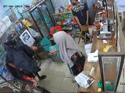 Pria Bergolok Rampok Gerai Agen Bank di Lampung Timur, Aksinya Terekam CCTV