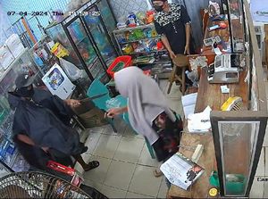 Pria Bergolok Rampok Gerai Agen Bank di Lampung Timur, Aksinya Terekam CCTV Pria Bergolok Rampok Gerai Agen Bank di Lampung Timur, Aksinya Terekam CCTV