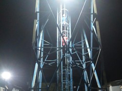 Diduga Gangguan Mental, Pemuda di Batam Nekat Panjat Tower Seluler 40 Meter