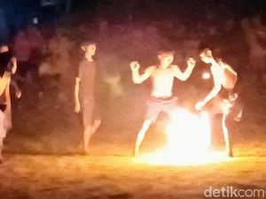 Sambut Tahun Baru Islam, Warga Krendetan Purworejo Main Sepakbola Api