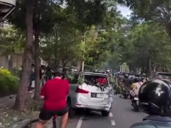 Travel Angkut 6 Orang Tabrakan dengan Minibus di Pusat Kota Denpasar