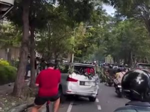 Travel Angkut 6 Orang Tabrakan dengan Minibus di Pusat Kota Denpasar Travel Angkut 6 Orang Tabrakan dengan Minibus di Pusat Kota Denpasar