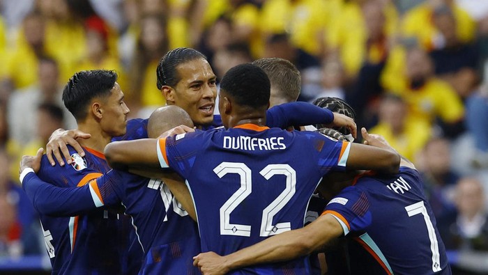 Soccer Football - Euro 2024 - Round of 16 - Romania v Netherlands - Munich Football Arena, Munich, Germany - July 2, 2024 Netherlands Donyell Malen celebrates scoring their second goal with Virgil van Dijk and teammates REUTERS/Michaela Stache