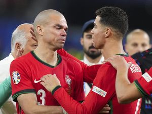 Pesan Menyentuh Ronaldo usai Pepe Putuskan Gantung Sepatu Pesan Menyentuh Ronaldo usai Pepe Putuskan Gantung Sepatu