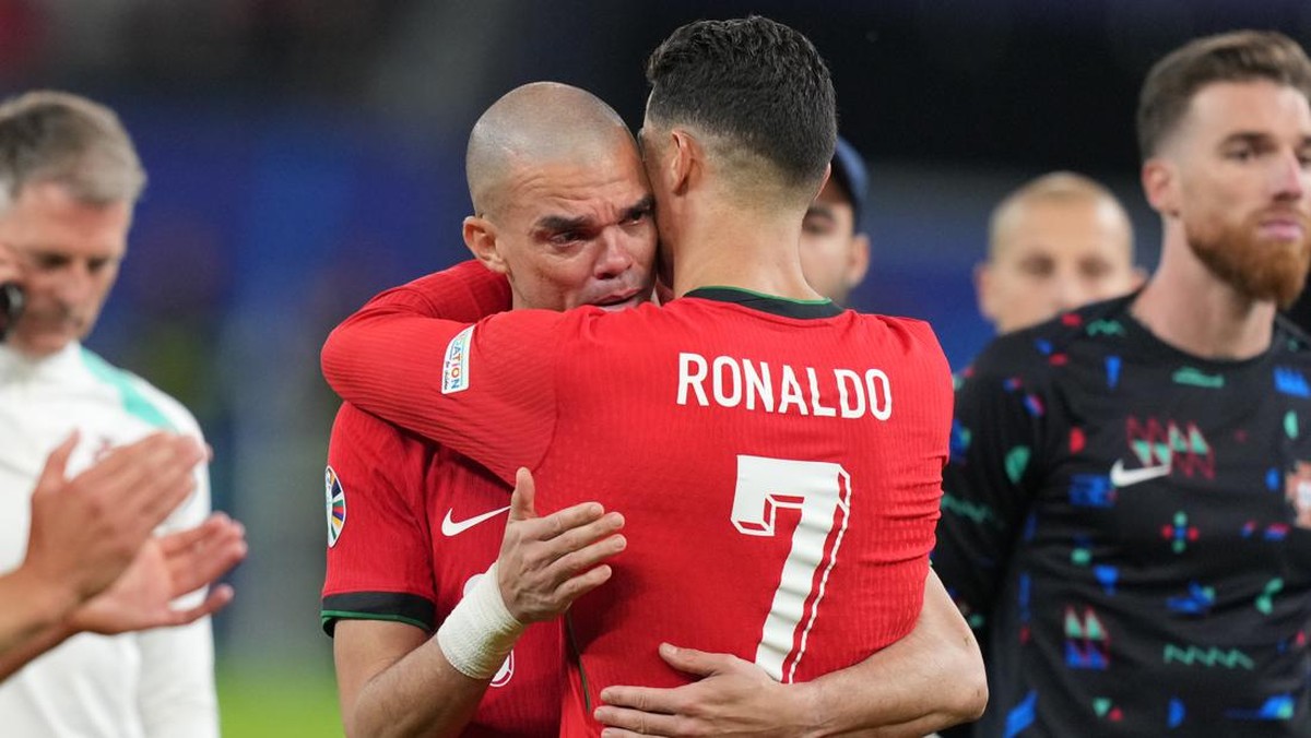 Pemain Portugal Pepe dan Ronaldo berpelukan usai tersingkir dari Euro 2024. (Foto: Anadolu via Getty Images/Anadolu)
