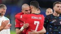 PEpe menangis di pelukan Ronaldo dan dia belum bisa mengonfirmasi masa depannya. (Foto: Anadolu via Getty Images/Anadolu)