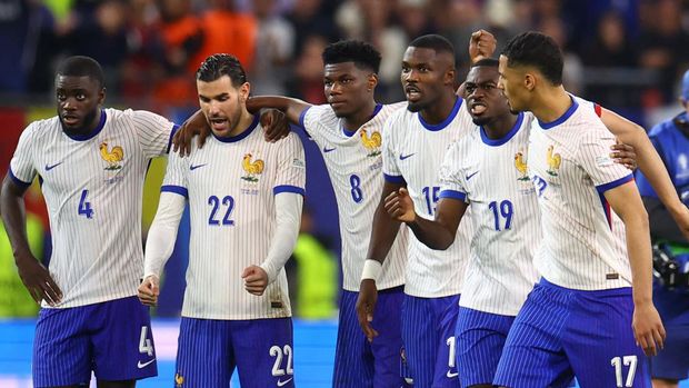 Soccer Football - Euro 2024 - Quarter Final - Portugal v France - Hamburg Volksparkstadion, Hamburg, Germany - July 5, 2024 France players react during the penalty shootout REUTERS/Lisi Niesner