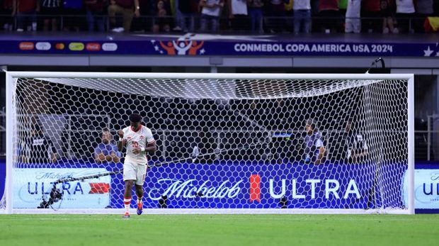 ARLINGTON, TEXAS - JULY 05: Jonathan David of Canada celebrates after scoring his team's first penalty during the CONMEBOL Copa America 2024 quarter-final match between Venezuela and Canada at AT&T Stadium on July 05, 2024 in Arlington, Texas. (Photo by Buda Mendes/Getty Images)