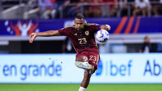 ARLINGTON, TEXAS - JULY 05: Salomon Rondon of Venezuela kicks the ball to score the team's first goal during the CONMEBOL Copa America 2024 quarter-final match between Venezuela and Canada at AT&T Stadium on July 05, 2024 in Arlington, Texas. (Photo by Buda Mendes/Getty Images)