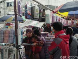 Warga Berburu Perlengkapan Sekolah di Pasar Asemka Jelang Tahun Ajaran Baru