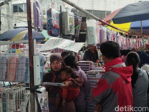 Warga Berburu Perlengkapan Sekolah di Pasar Asemka Jelang Tahun Ajaran Baru Warga Berburu Perlengkapan Sekolah di Pasar Asemka Jelang Tahun Ajaran Baru