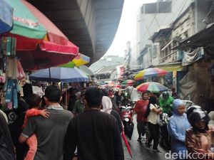 Jelang Tahun Ajaran Baru, Pasar Asemka Dipadati Pengunjung
