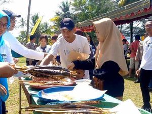 Potret Warga Serbu Pesta Ikan Bakar Gratis Setengah Ton di Trenggalek Potret Warga Serbu Pesta Ikan Bakar Gratis Setengah Ton di Trenggalek