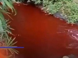 Viral Sungai di Malang Berubah Warna Jadi Merah