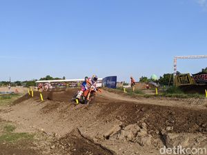 Pembalap MX2 Pingsan Seusai Jatuh di Sirkuit MXGP Selaparang Lombok Pembalap MX2 Pingsan Seusai Jatuh di Sirkuit MXGP Selaparang Lombok