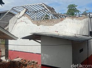 Atap 3 Ruang Kelas di SDN Sukadana Ambruk gegara Hujan Deras