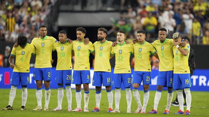 Payers of Brazil embrace during a penalty shootout against Uruguay in their Copa America quarterfinal soccer match in Las Vegas, Saturday, July 6, 2024. (AP Photo/Julio Cortez)