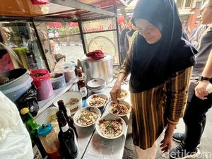 Mencicipi Bubur Ayam di Jalan Braga yang Diserbu Wisatawan Mencicipi Bubur Ayam di Jalan Braga yang Diserbu Wisatawan