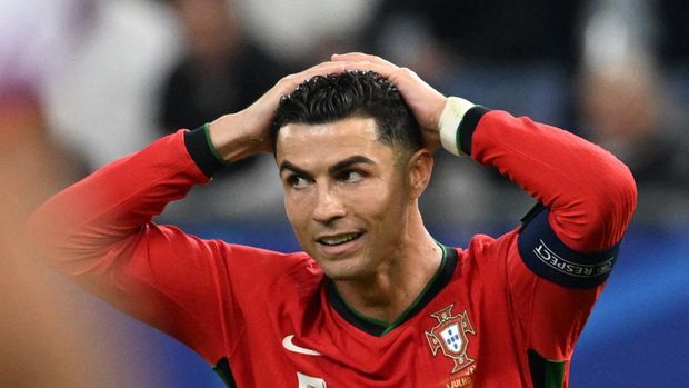 Soccer Football - Euro 2024 - Quarter Final - Portugal v France - Hamburg Volksparkstadion, Hamburg, Germany - July 5, 2024 Portugal's Cristiano Ronaldo reacts after missing a chance to score REUTERS/Carmen Jaspersen