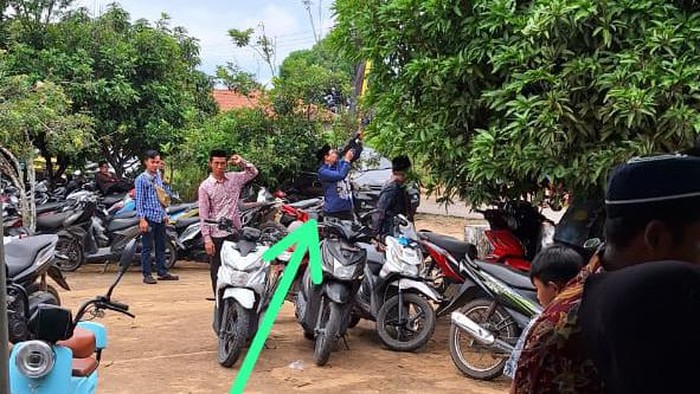 Detik-detik M Saleh Mukadam (panah hijau) tembakkan senjata di program resepsi adab Lampung.