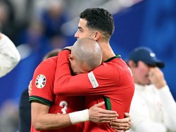 Di akhir laga, Ronaldo tampak kosong dan dia sempat tertangkap kamera berpelukan dengan sesama pemain senior Pepe. Ini seperti jadi pertanda bahwa era Ronaldo di Portugal sudah habis. REUTERS/Carmen Jaspersen