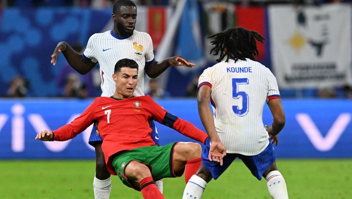 Ekspresi Ronaldo Saat Kalah dari Prancis di Euro 2024 Portugal dikalahkan oleh Prancis di perempatfinal setelah lewat adu penalti, Sabtu (6/7/2024) dini hari WIB. Begini ragam ekspresi Cristiano Ronaldo dalam pertandingan tersebut.