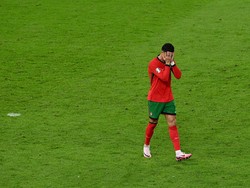 Kurang dari 24 jam setelah kekalahan itu, Ronaldo akhirnya bersuara lewat sosial medianya. Dia yakin kalau timnas Portugal ini punya masa depan cerah dan masih ingin terlibat di dalamnya. REUTERS/Annegret Hilse