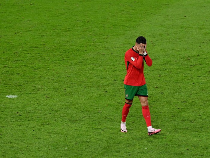 Portugal dikalahkan oleh Prancis di perempatfinal setelah lewat adu penalti, Sabtu (6/7/2024) dini hari WIB. Begini ragam ekspresi Cristiano Ronaldo dalam pertandingan tersebut.