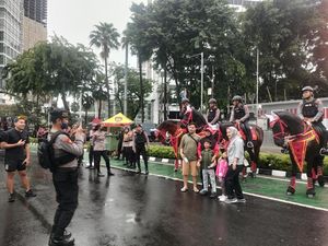 Gerimis Tak Surutkan Warga di CFD Jakarta, Polisi Berkuda Curi Atensi