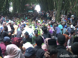 Meriahnya Grebeg Suro di Kaki Semeru, Arak Gunungan hingga Kepala Sapi