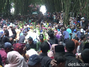 Meriahnya Grebeg Suro di Kaki Semeru, Arak Gunungan hingga Kepala Sapi Meriahnya Grebeg Suro di Kaki Semeru, Arak Gunungan hingga Kepala Sapi