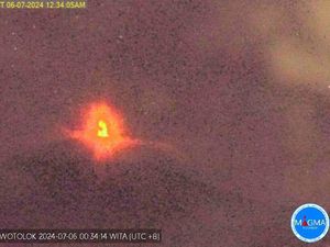 Dua Gunung di NTT Meletus Pagi Ini