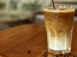 Cara Bikin Iced Latte yang Enak, Perhatikan Saat Menuangkan Susu