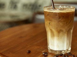 Cara Bikin Iced Latte yang Enak, Perhatikan Saat Menuangkan Susu