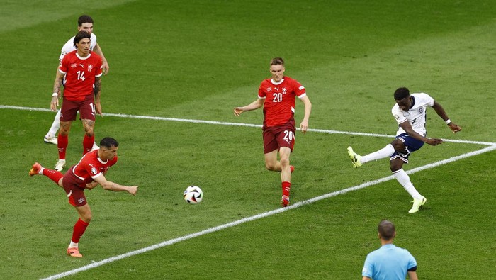 Soccer Football - Euro 2024 - Quarter Final - England v Switzerland - Dusseldorf Arena, Dusseldorf, Germany - July 6, 2024 Englands Bukayo Saka scores their first goal REUTERS/Piroschka Van De Wouw