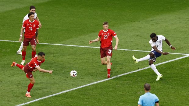 Soccer Football - Euro 2024 - Quarter Final - England v Switzerland - Dusseldorf Arena, Dusseldorf, Germany - July 6, 2024 England's Bukayo Saka scores their first goal REUTERS/Piroschka Van De Wouw