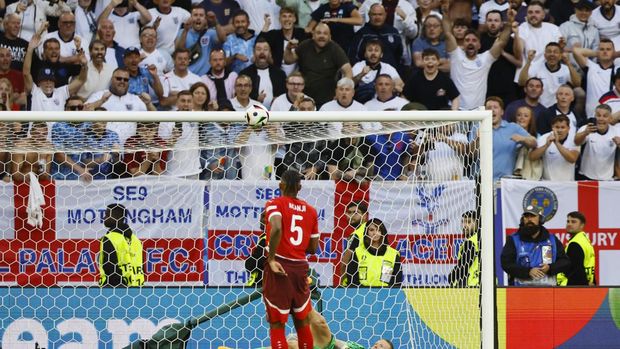 Soccer Football - Euro 2024 - Quarter Final - England v Switzerland - Dusseldorf Arena, Dusseldorf, Germany - July 6, 2024 England's Jordan Pickford saves a penalty in the shootout missed by Switzerland's Manuel Akanji REUTERS/Wolfgang Rattay
