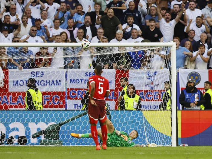 Soccer Football - Euro 2024 - Quarter Final - England v Switzerland - Dusseldorf Arena, Dusseldorf, Germany - July 6, 2024 Englands Jordan Pickford saves a penalty in the shootout missed by Switzerlands Manuel Akanji REUTERS/Wolfgang Rattay