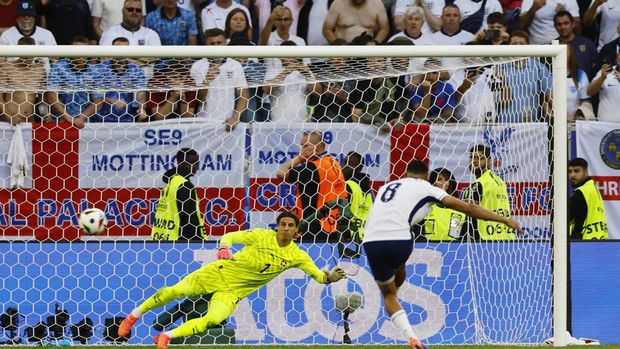 Soccer Football - Euro 2024 - Quarter Final - England v Switzerland - Dusseldorf Arena, Dusseldorf, Germany - July 6, 2024 England's Trent Alexander-Arnold scores a penalty during the penalty shootout REUTERS/Wolfgang Rattay