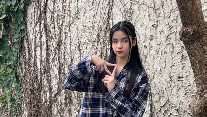 Trisha JKT48 tersenyum mengenakan kostum JKT48