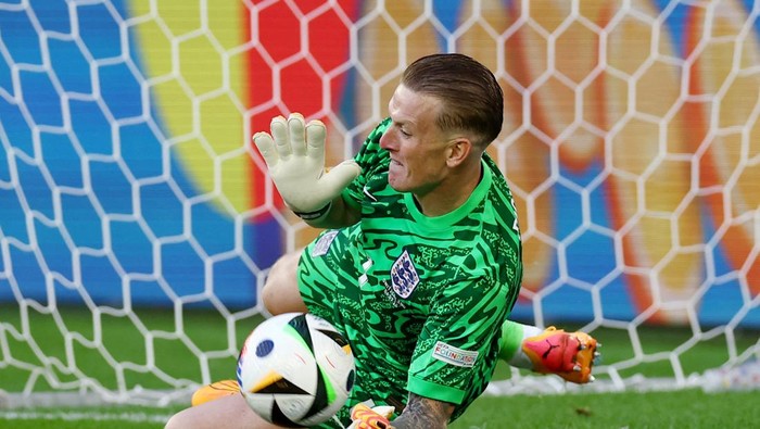 Soccer Football - Euro 2024 - Quarter Final - England v Switzerland - Dusseldorf Arena, Dusseldorf, Germany - July 6, 2024 Englands Jordan Pickford saves a penalty in the shootout missed by Switzerlands Manuel Akanji REUTERS/Lee Smith