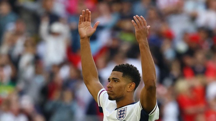 Soccer Football - Euro 2024 - Quarter Final - England v Switzerland - Dusseldorf Arena, Dusseldorf, Germany - July 6, 2024 Englands Jude Bellingham celebrates scoring a penalty during the penalty shootout REUTERS/Kai Pfaffenbach