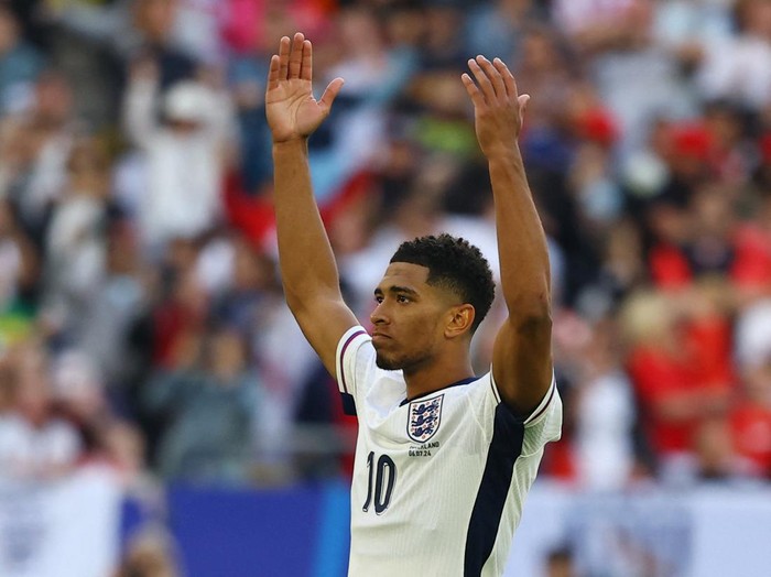 Jude Bellingham Soccer Football - Euro 2024 - Quarter Final - England v Switzerland - Dusseldorf Arena, Dusseldorf, Germany - July 6, 2024 England's Jude Bellingham celebrates scoring a penalty during the penalty shootout REUTERS/Kai Pfaffenbach