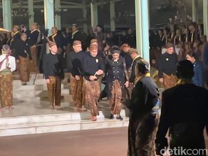Kaesang dan Erina Ikut Kirab Pusaka Malam 1 Suro Puro Mangkunegaran Kaesang dan Erina Ikut Kirab Pusaka Malam 1 Suro Puro Mangkunegaran