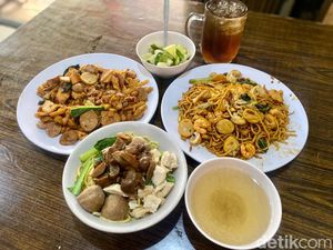 Kedai Mie Berusia 43 Tahun di Tebet Ini Jadi Langganan Artis Kedai Mie Berusia 43 Tahun di Tebet Ini Jadi Langganan Artis